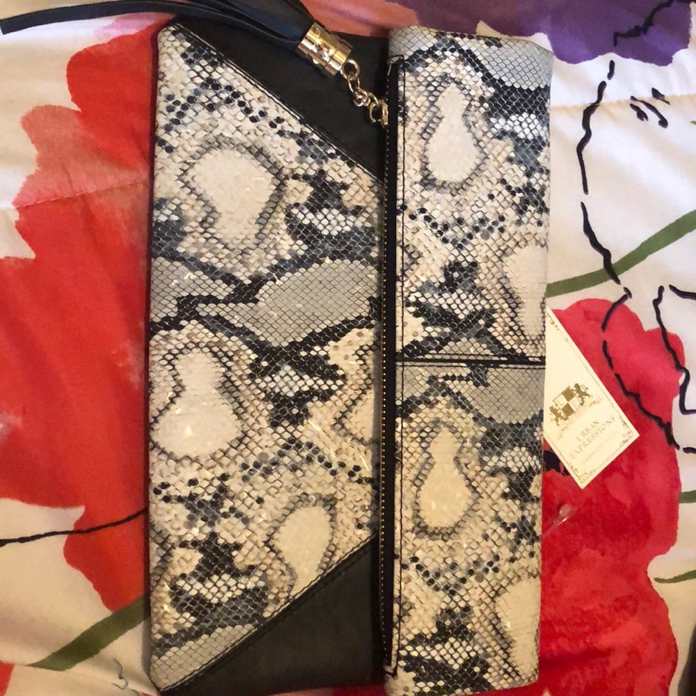 Snake like little hand purse